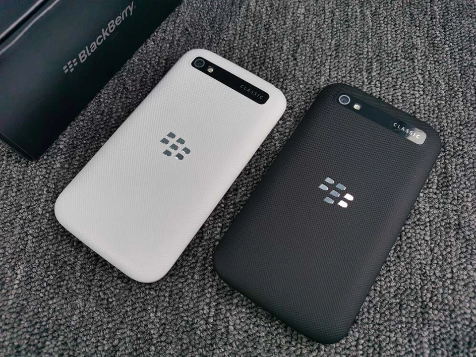 Teléfono inteligente con teclado BlackBerry Classic Q20 (SQC100-2) 16 GB desbloqueado GSM 4G LTE Foto 4 de 4