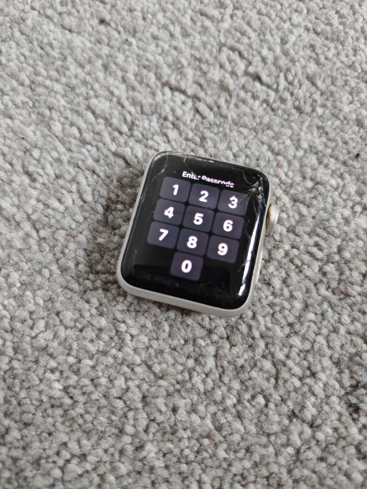 Apple Watch Series 3 - 38mm *Cracked Screen And Unresponsive* Read Descrip AE35 - Image 2 of 4