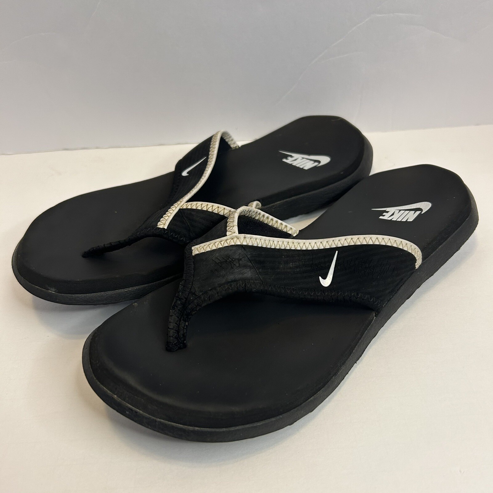 Nike Celso Thong Plus Slides Sandals Black & White 31… Gem