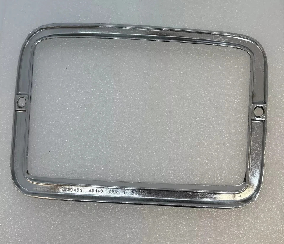 Chrysler 300 1969 bisel de luz de estacionamiento del lado izquierdo del conductor 2930451 nuevo en stock Foto 4 de 4