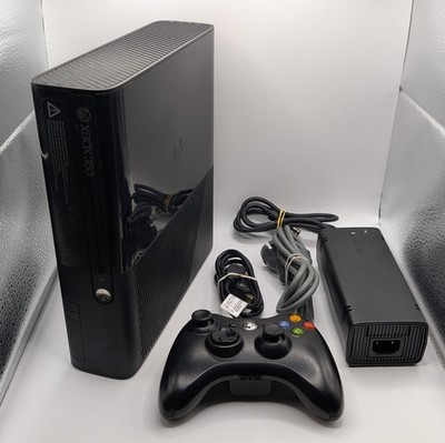 Xbox 360 E 250 GB Konsole + Wireless Controller + Kabel