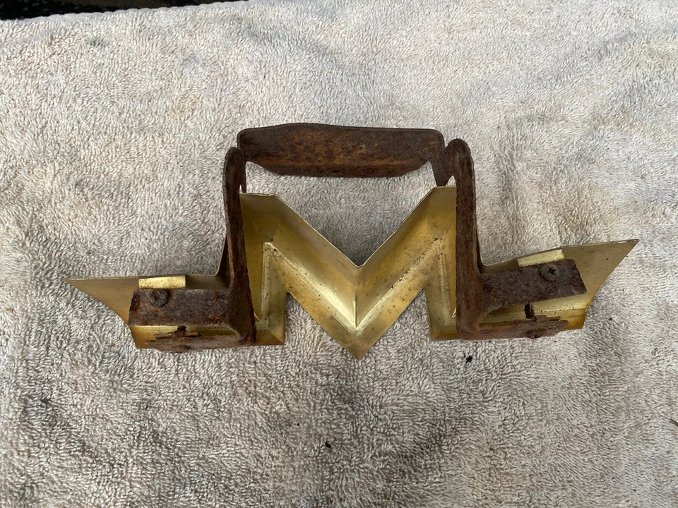 Autopista de peaje Mercury Monterey Montclair 1958 dorada M emblema de parrilla central delantera Foto 2 de 4