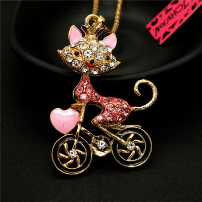 Betsey Johnson's VALENTINSTAG KATZE FAHRRADFAHREN liefert ein Liebesherz Anhänger