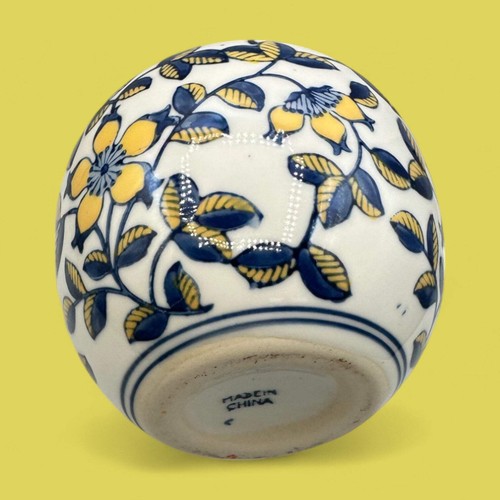 Vintage hand-glazed Chinese floral vase with blue & yellow motif - Bild 8 von 10