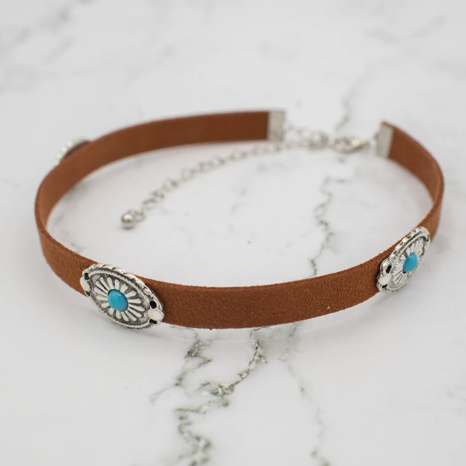 Collar Gargantilla Cuero Suave Marrón con Concho Plateado y Turquesa Foto 2 de 4