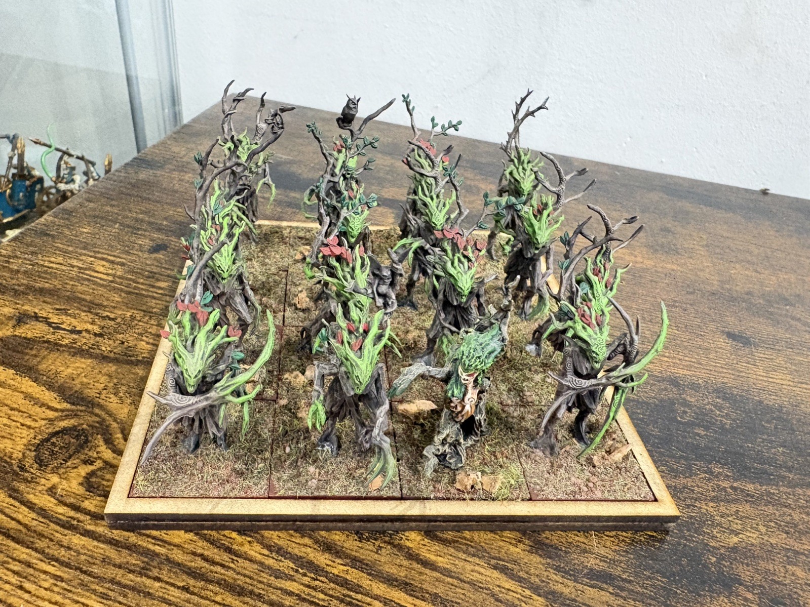 Dríadas de madera Warhammer de elfos pintadas y a base