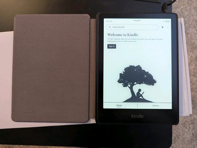 Amazon Kindle Paperwhite 11th Generation 16GB Black Bundle With Case