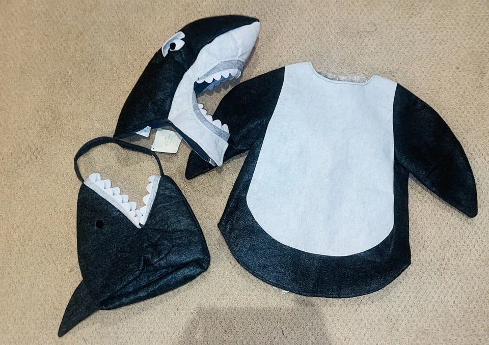 Disfraz Pottery Barn 3D de tiburón gris 2 piezas con bolsa de golosinas de tiburón talla 2T-3T Foto 2 de 4