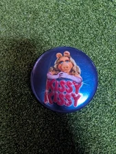 MISS PIGGY KISSY KISSY large 3.5" pinback button