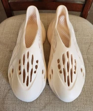 YK 2828 SZ 44 SAND COLOR FOAM RUNNERS EUC