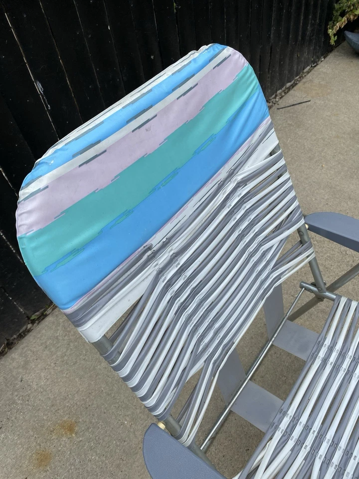 Silla de playa plegable vintage de aluminio de vinilo con tubo de gelatina blanca y gris Foto 2 de 4