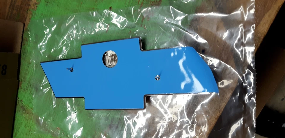 2007-2011 CHEVROLET SUBURBAN TAHOE REAR LIFT GATE BOWTIE EMBLEM 22830015 - Image 4 of 4