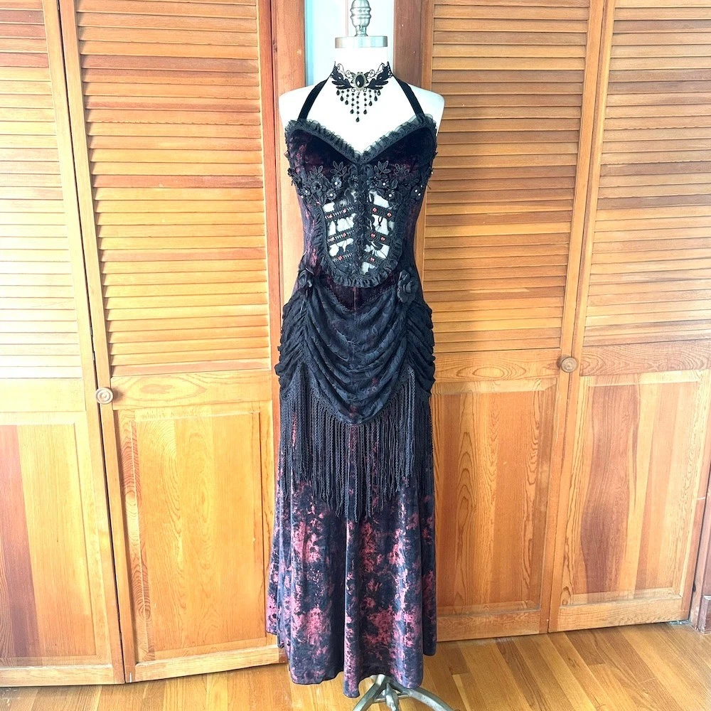 vampire prom dress Luxury Gothic dress, gown, Gothic wedding dress, Dark fantasy costume, Ball Masquerade gown The back is covered by a modesty panel Victorian Vampire Gothic Red/black Velvet