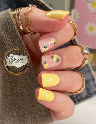 Red Aspen Press On Nails- Daisy Darling, Demi-Short-Square-3-D Yellow Flowers