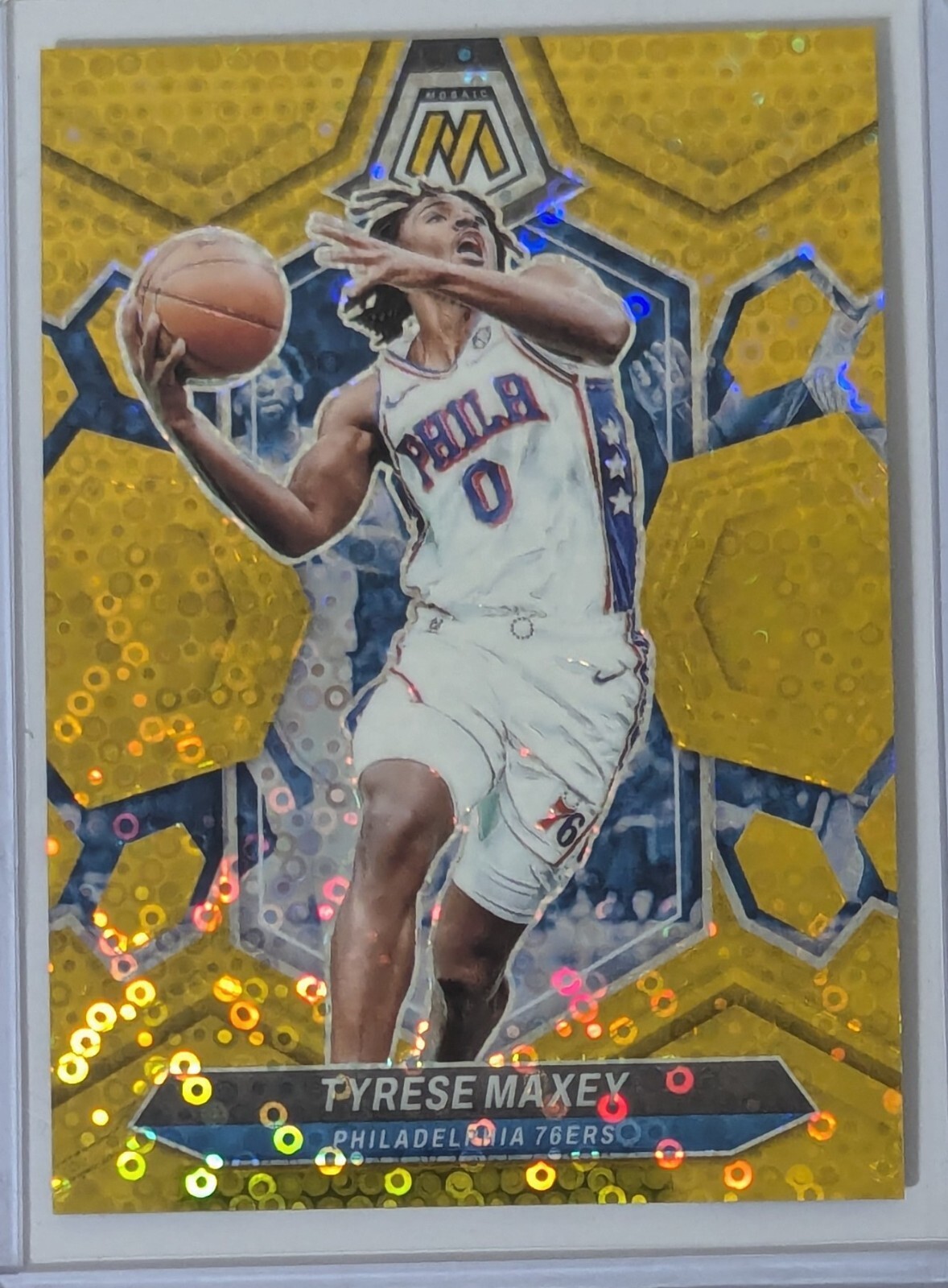 2023-24 Panini Mosaic Tyrese Maxey #79 Gold /10 Philadelphia 76ers NBA Kentucky