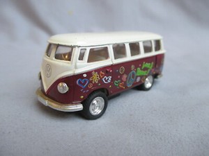 Volkwagen Classical Hippie Bus 1962 von Kinsmart 1:64,L= 6,5 mit Rückzugsmotor
