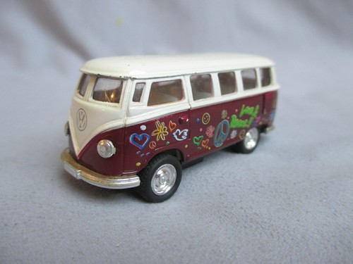 Volkwagen Classical Hippie Bus 1962 von Kinsmart 1:64,L= 6,5 mit Rückzugsmotor