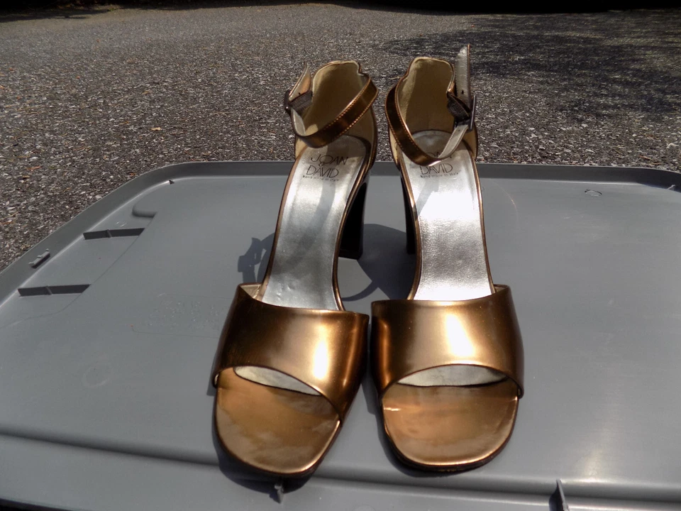 Sandalias Joan & David De Colección Metálicas Bronce Punta Abierta 3" Tacones Usadas en Excelente Condición Talla 8 Correas al Tobillo Foto 3 de 4