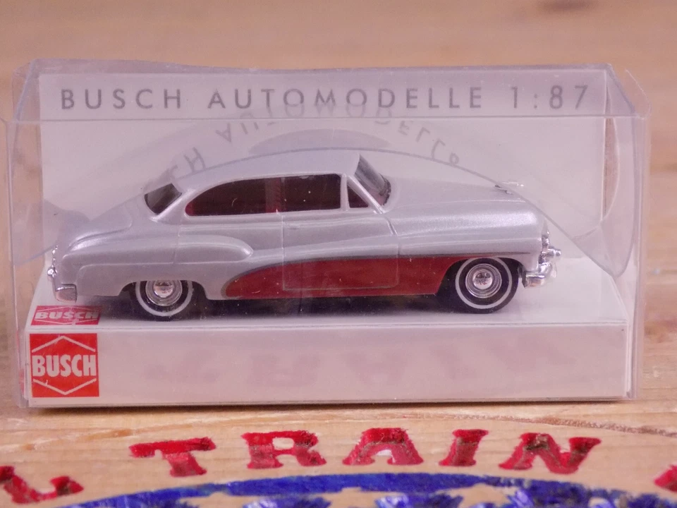 Limusina americana Busch escala HO plateada y roja #44724 Foto 2 de 3