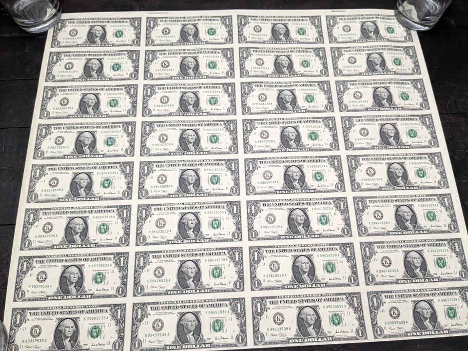 UNCUT SHEET OF 32 DOLLAR BILLS - 2001 $1 Dallas, Texas - NO RESERVE - Image 3 of 4