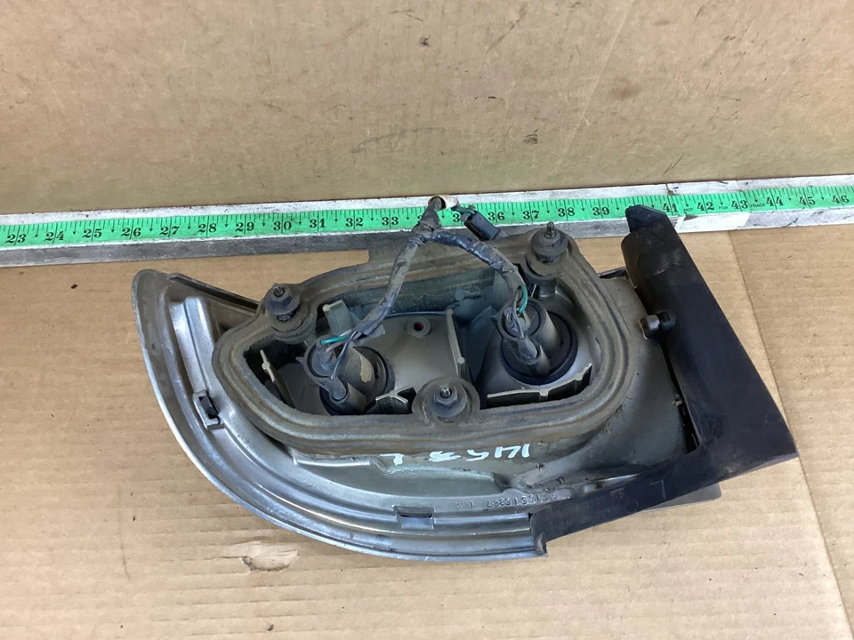 Luz trasera montada en panel cuarto lado conductor izquierdo Buick LeSabre 1992-1996 OEM Foto 3 de 4