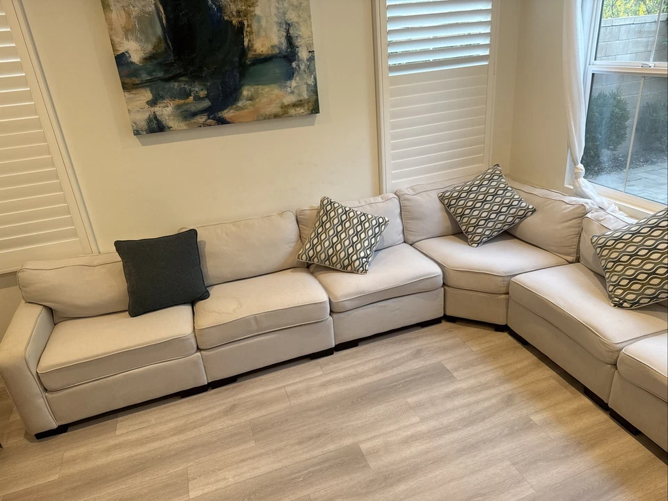 这款沙发为您的家庭提供大量座位,配有床和额外的枕头。 — 第 4/4 张图片