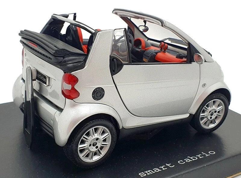 Kyosho 1/18 Scale Diecast 0012890 - Smart Cabrio - Silver With Bodypanel - Image 2 of 4