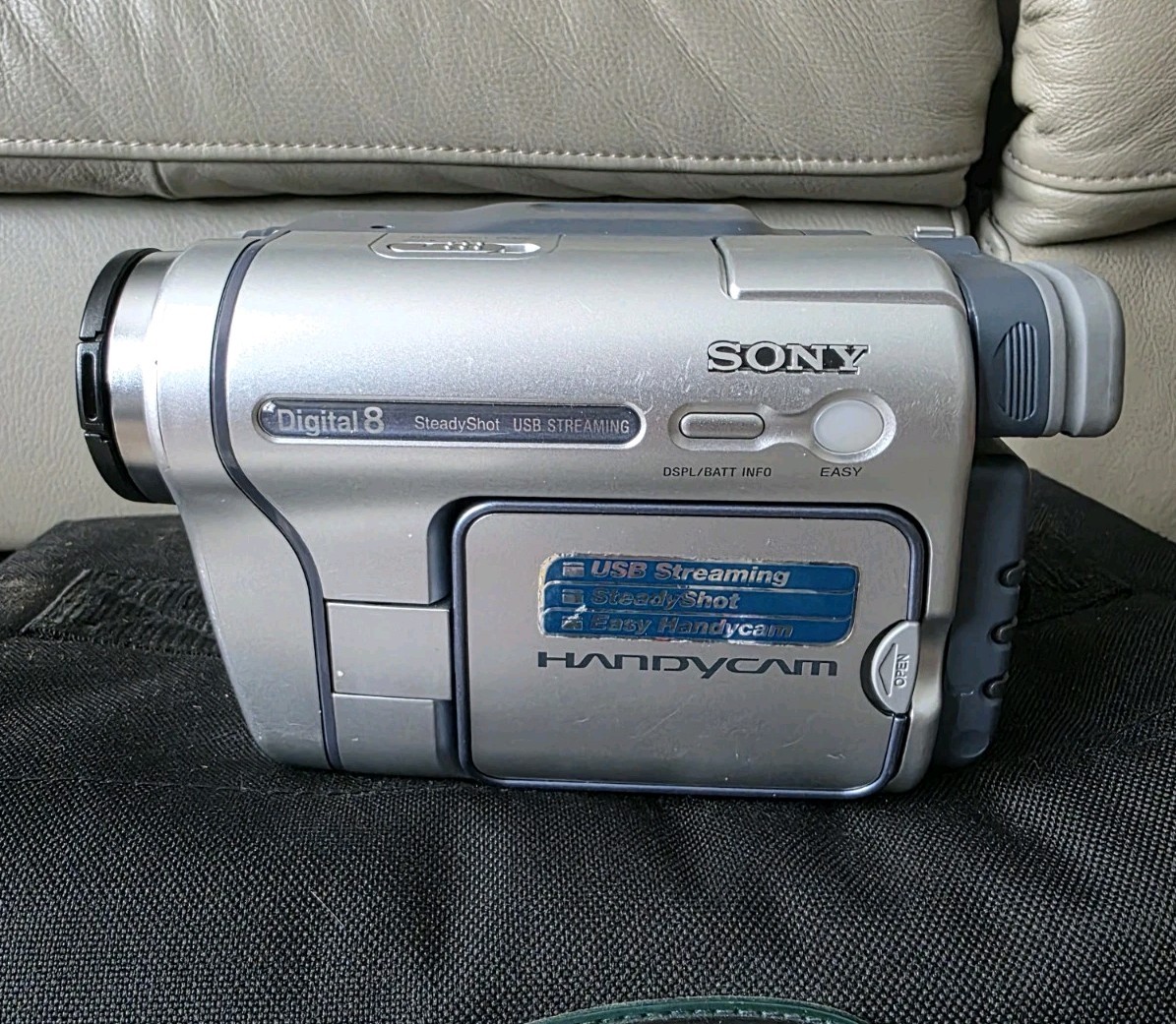 Sony Handycam DCR-TRV260 Digital 8 8mm Hi8 Camcorder Bundle-900x