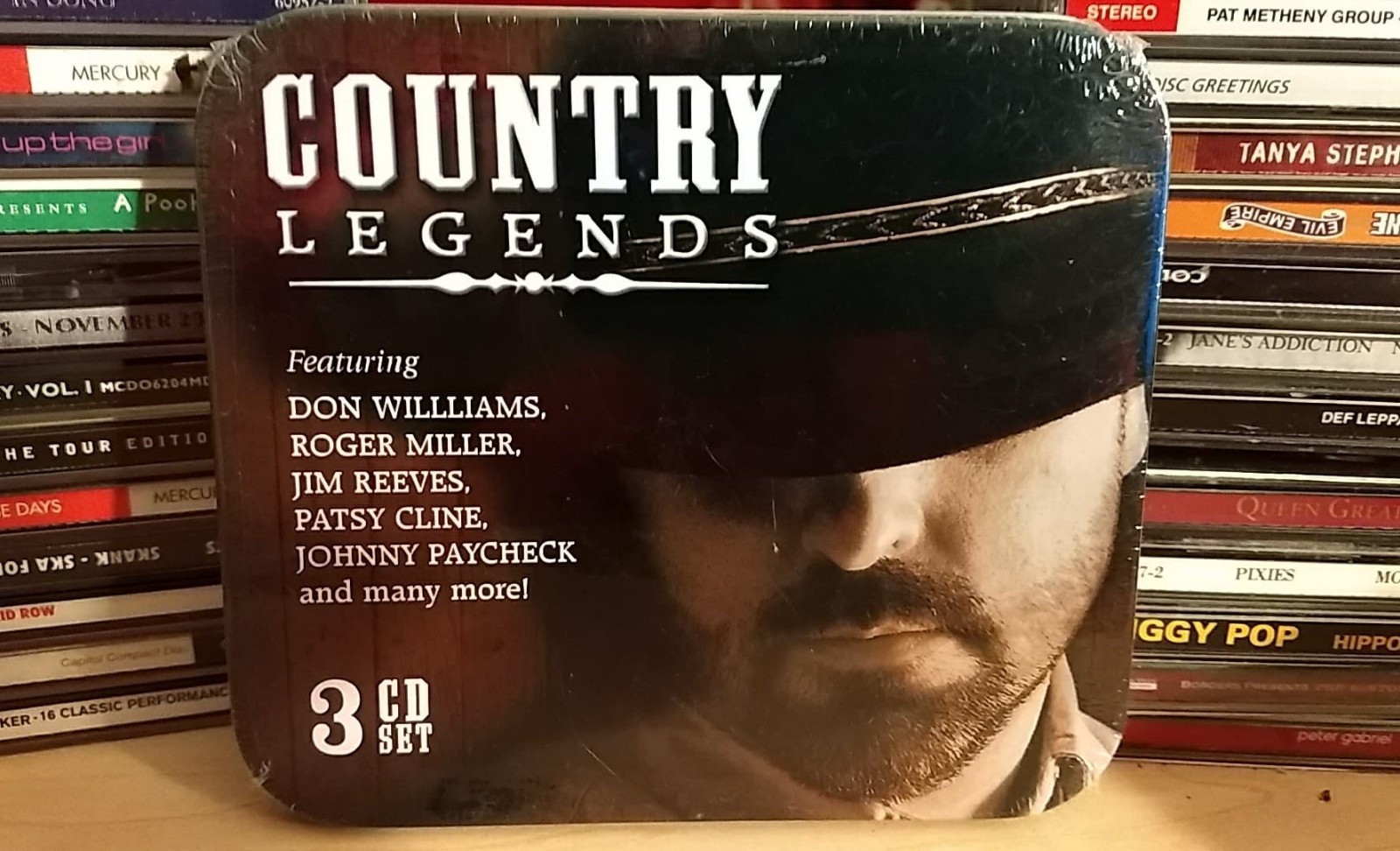 Набор из 3 компакт-дисков COUNTRY LEGENDS в жестяном футляре, Новый, запечатанный - 30 песен, БЕСПЛАТНАЯ ДОСТАВКА!
