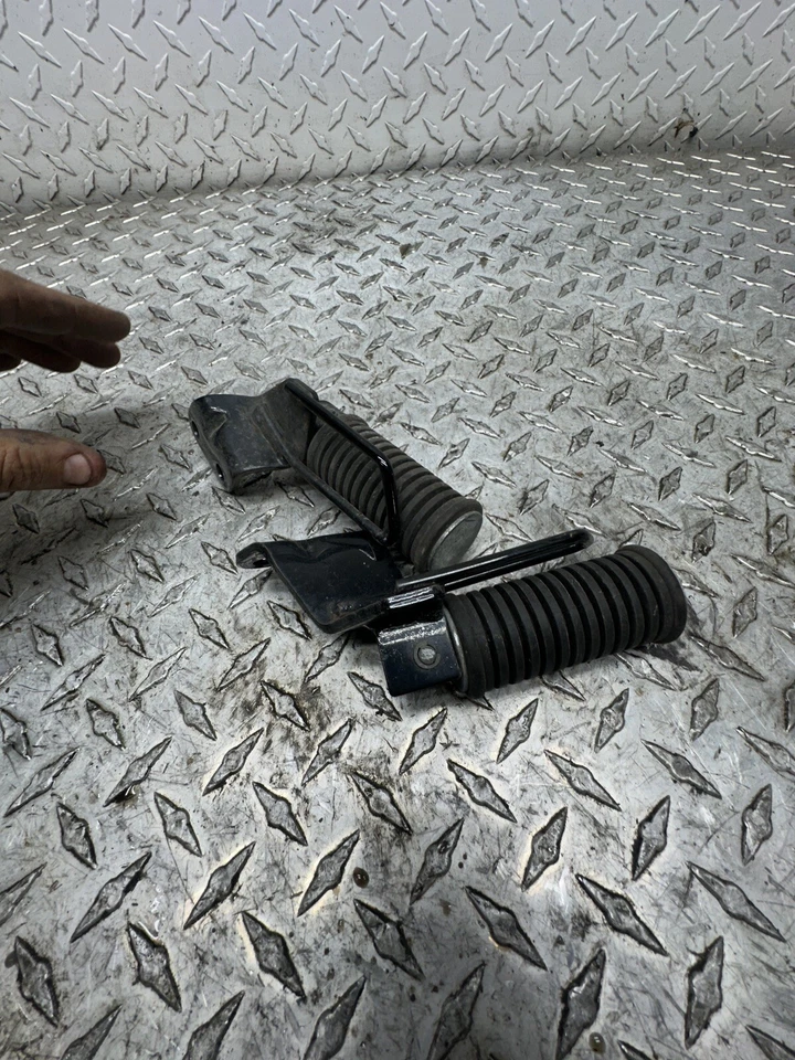 Suzuki Intruder Volusia 800 VL800 2003 juego de clavijas traseras para pasajero par Foto 3 de 4