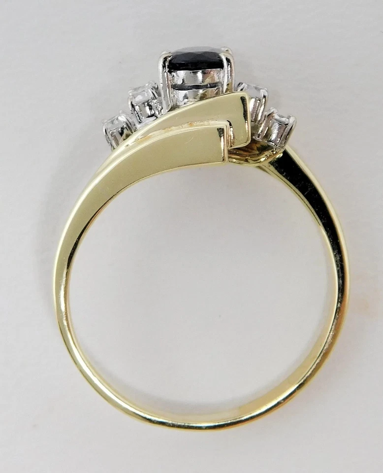 Anel de desvio oval de ouro amarelo e branco 14 quilates com detalhes em safira e diamante todos os p - Imagem 2 de 4