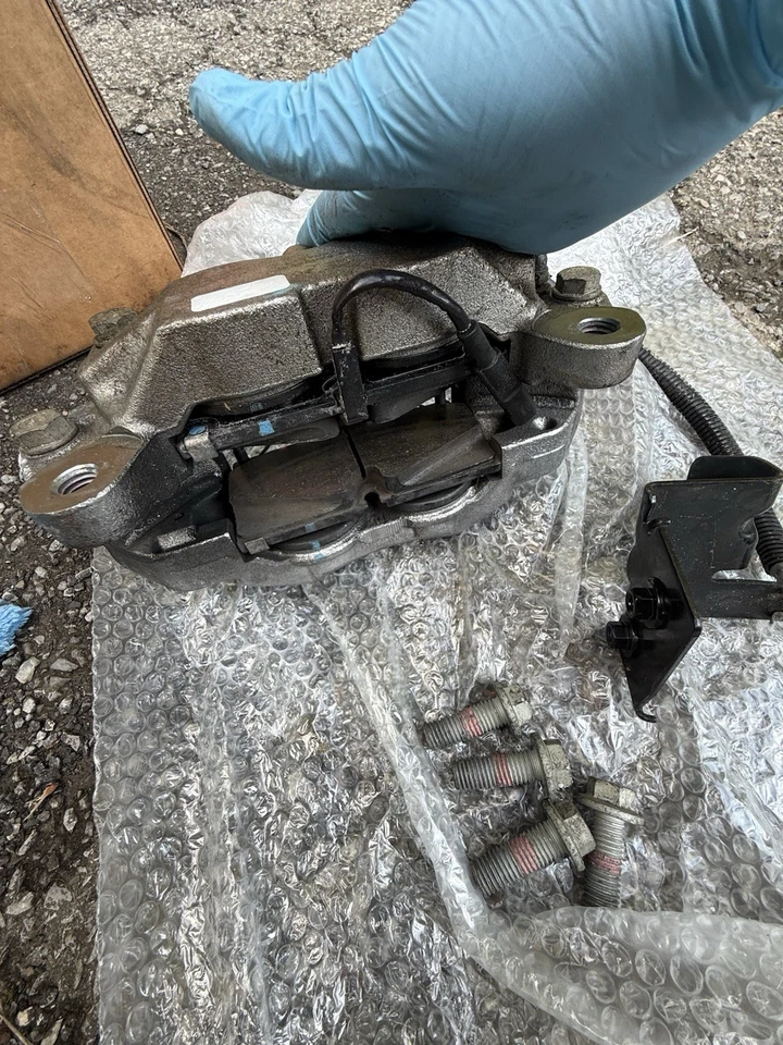 GMC Yukon/Sierra 1500 2021-2025 pinzas para conductor y pasajero con herrajes Foto 2 de 4