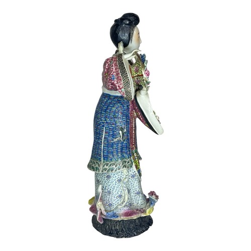 Antica statuina dama cinese in porcellana con cesto di fiori - Foto 4 di 8