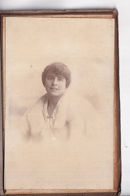 KABINETTFOTO - MÄDCHEN MIT WEISSER FELLSTOLA - GIBSON, HOLDERNESS ROAD, RUMPF