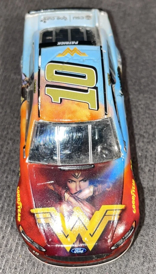 Danica Patrick #10 CSU One Cure Wonder Woman 2017 Ford Fusion 1:64 Lionel suelto Foto 3 de 4