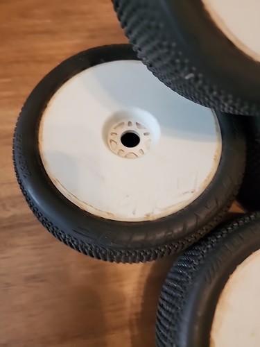 Pro-Line Blockade Pre-Mounted 1/8 Buggy Tires (S3)(White) (4pcs) PRO9039233 Used - Picture 3 of 7