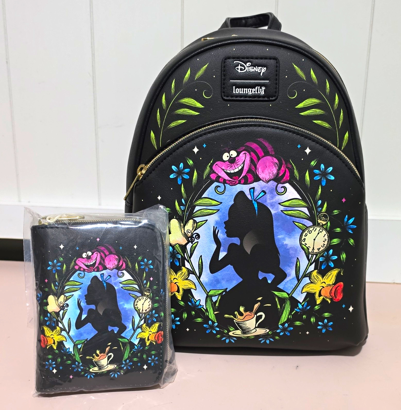 Mini Mochila y Cartera con Cremallera Loungefly Disney Alicia en el País de las Maravillas Brilla en la Oscuridad