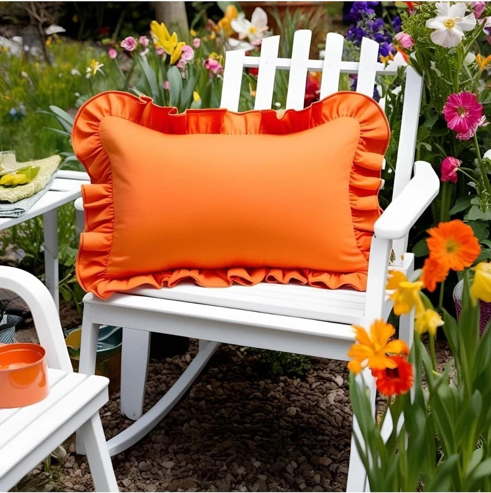 Funda de almohada moderna de algodón con volantes en naranja brillante - decoración festiva de 17 pulgadas Foto 2 de 2