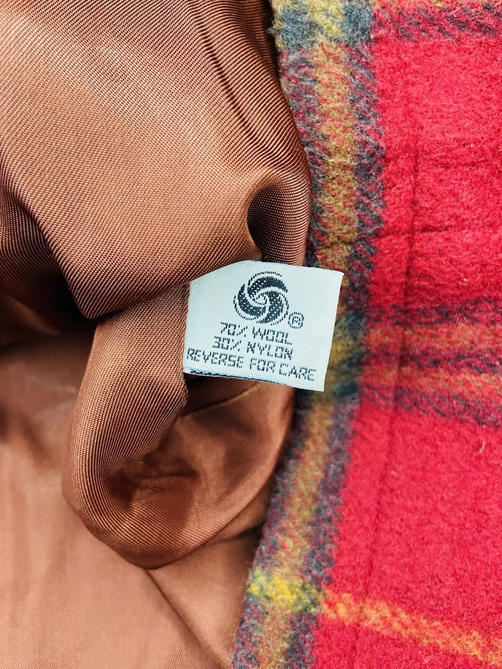 *De colección* Abrigo Parka con Capucha de Lana a Cuadros Rojo Street para Mujer; Hecho en EE. UU.; 8 Foto 3 de 4