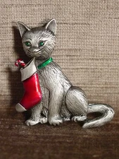 "JJ" Jonette Jewelry Silver Pewter 'Cat Holding Christmas Stocking' Pin