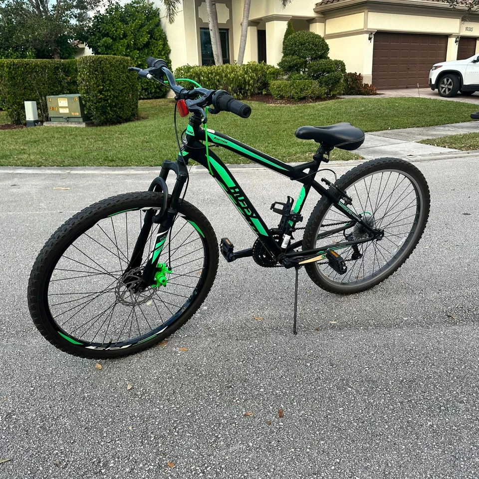 Bicicleta de montaña Huffy Nighthawk, verde y negro para adultos Foto 3 de 4