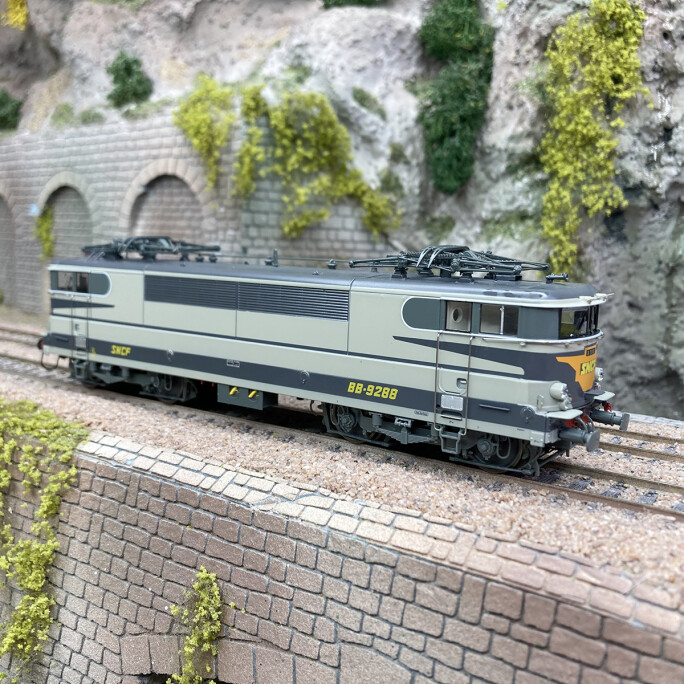 Locomotive BB 9288 SNCF HO REE Modèles Arzens en version digitale sonorisée haut de gamme