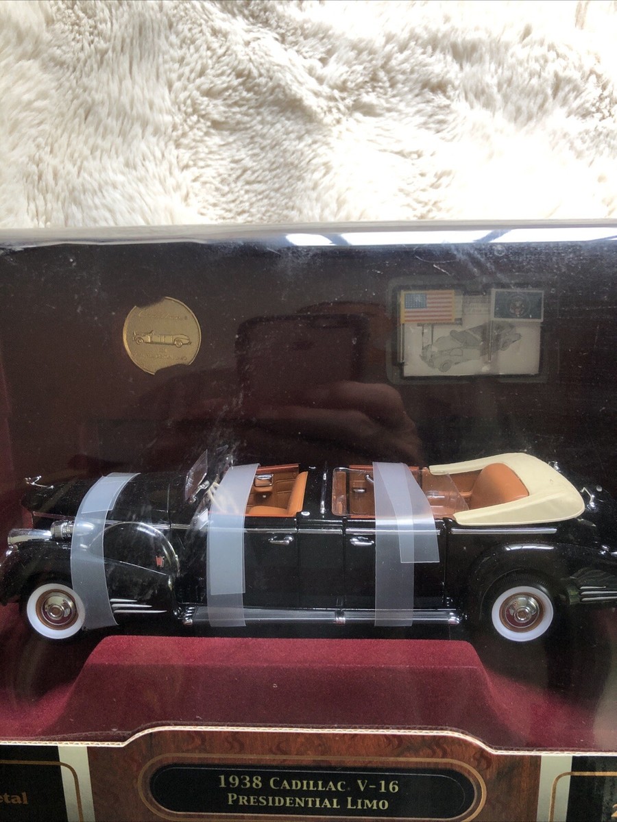 RoadSignature1/24キャデラック V-16 1938大統領専用車 1938 Cadillac V-16 Roosevelt Limousine with Flags 1/24