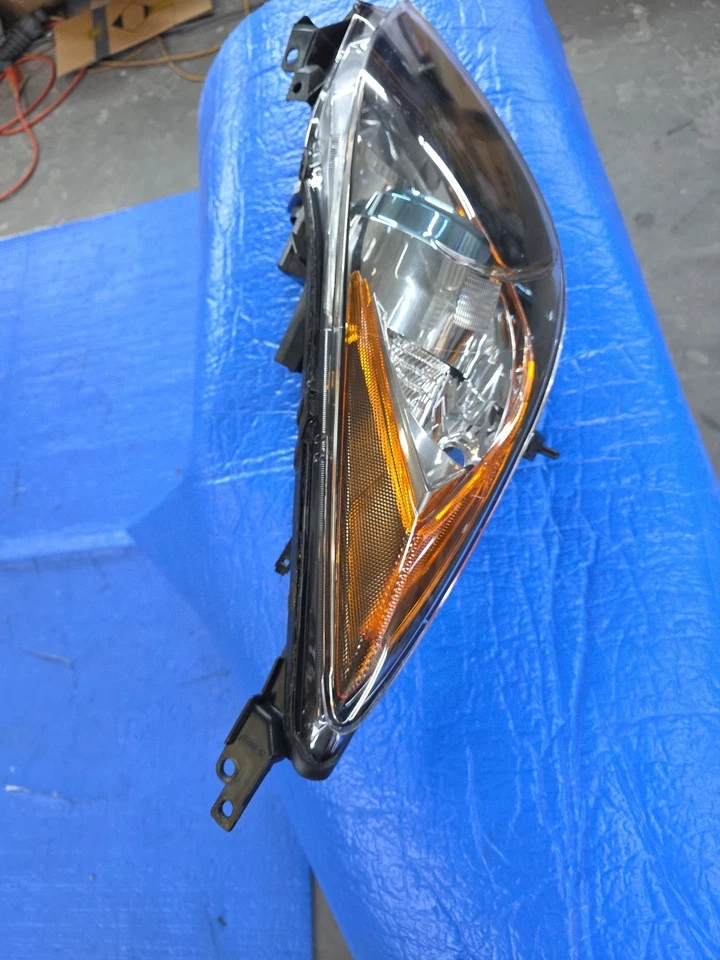 FARO DERECHO MAZDA 3 2010-2013 LUZ HALÓGENA TYC LADO DEL PASAJERO.  Foto 2 de 4