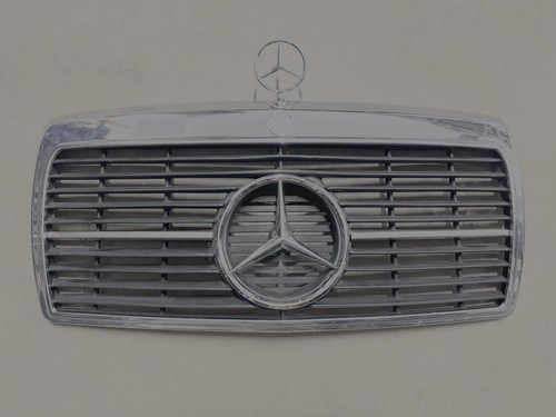 1 Of 1 German Import Mercedes W124 Grille - Picture 1 of 3