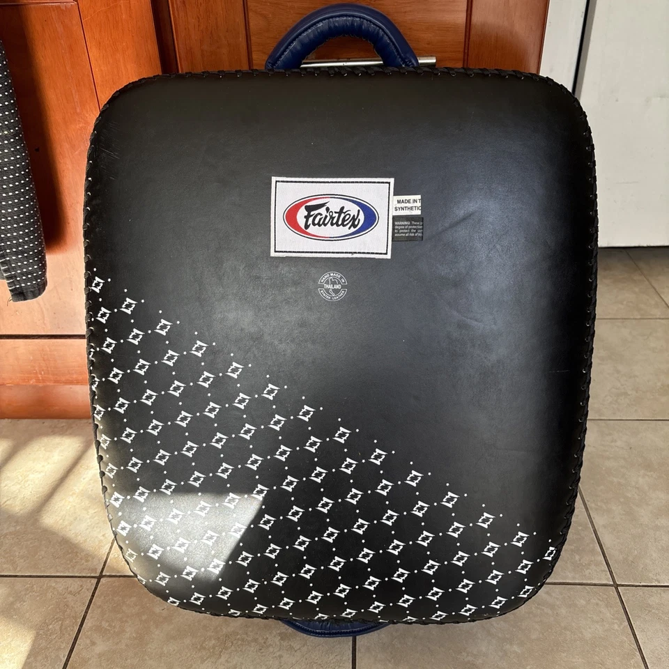 Almohadilla para piernas Fairtex LKP1, A.K.A. La maleta tailandesa para kickboxing de Muay Thai Foto 2 de 3