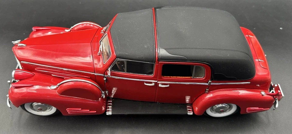 Signature 1938 Cadillac V16 Fleetwood 1:18 Scale Die Cast Car Model Red - Image 3 of 4