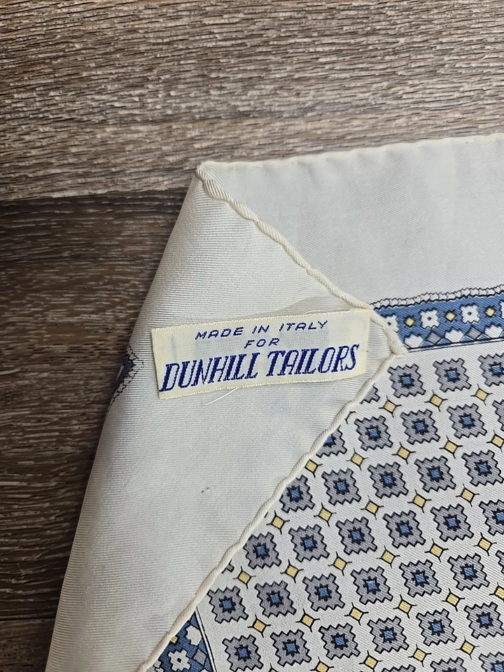 Cachecol quadrado Dunhill feito sob medida na Itália bolso de seda azul branco geométrico - Imagem 4 de 4