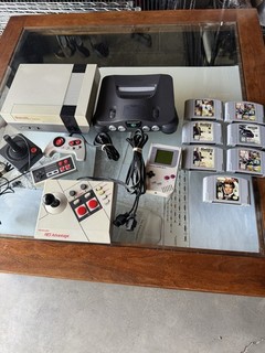Lote NINTENDO vintage años 80. Nintendo 64 NES Advantage Gameboy MÁS 7 JUEGOS