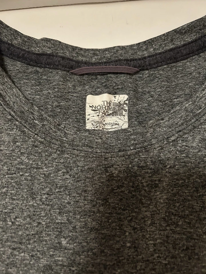 Camiseta sin mangas North Face Adventure Muscle. Talla grande. Lote de 2 rojos y grises Foto 4 de 4